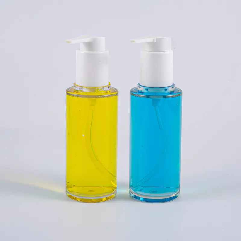 Przezroczysta butelka PETG o pojemności 100 ml, o okrągłym kształcie, z białą plastikową pompką