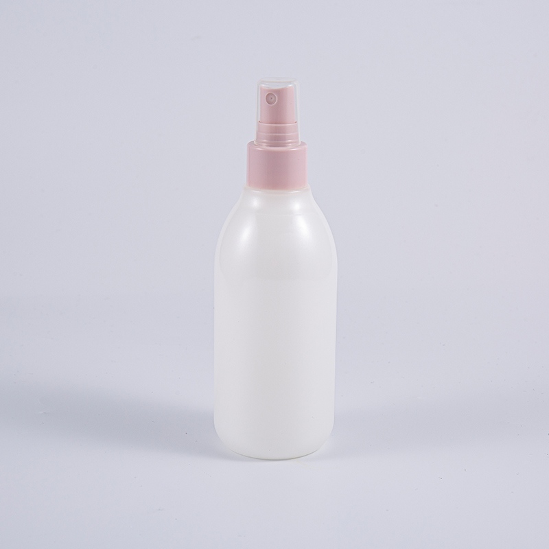 100 ml 160 ml 200 ml Wielowarstwowa, przezroczysta, matowa butelka bezpowietrzna z dozownikiem z pompką