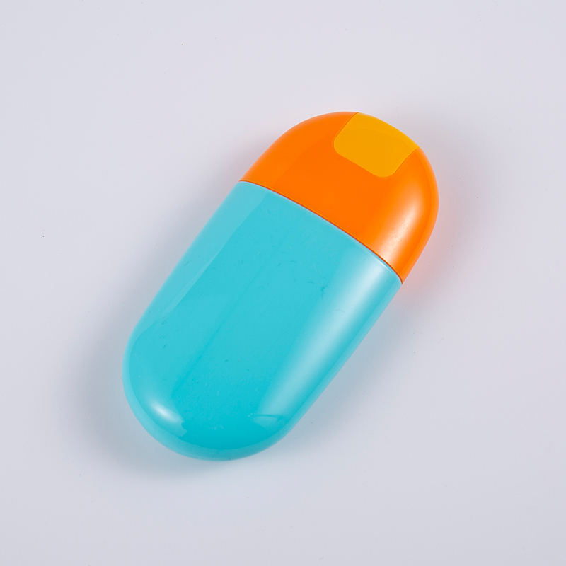Jednolicie niebieska, wielowarstwowa butelka z filtrem przeciwsłonecznym EVOH, 30 ml i 50 ml, z zakrętką Jednolicie niebieska, wielowarstwowa butelka z filtrem przeciwsłonecznym EVOH, 30 ml i 50 ml, z zakrętką