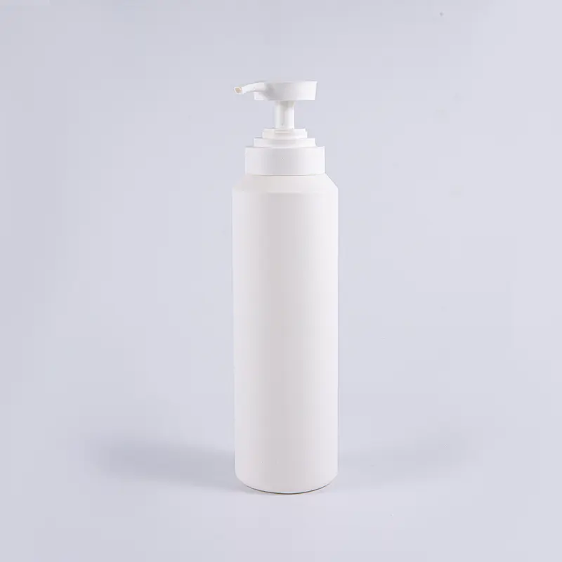 Biało-czarna, miękka w dotyku okrągła, duża butelka z pompką oczyszczającą o pojemności 1000 ml z PE