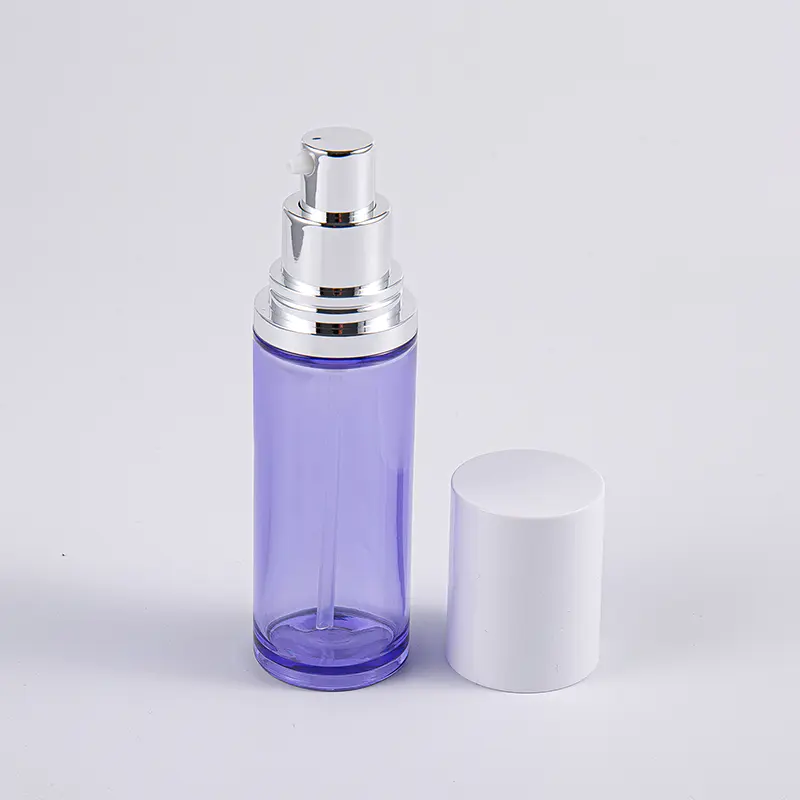 Fioletowa okrągła butelka na balsam do serum o pojemności 100 ml z aluminiową pompką